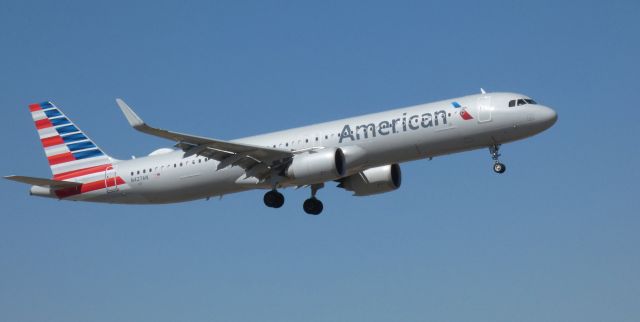 Airbus A321neo (N427AN) - On final is this 2020 American Airlines Airbus A321-253NX in the Spring of 2021.