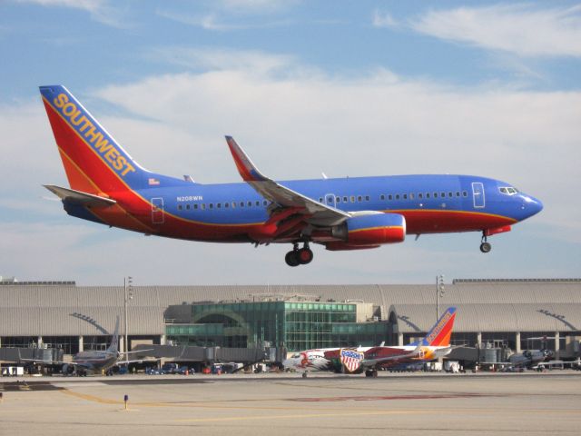 Boeing 737-700 (N208WN) - Landing on RWY 19R