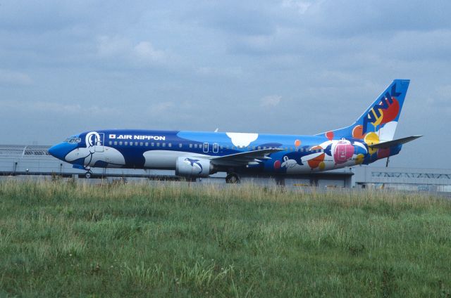 BOEING 737-400 (JA391K) - Taxing at Tokyo-Haneda Intl Airport on 2000/07/28 " Dolphin c/s "