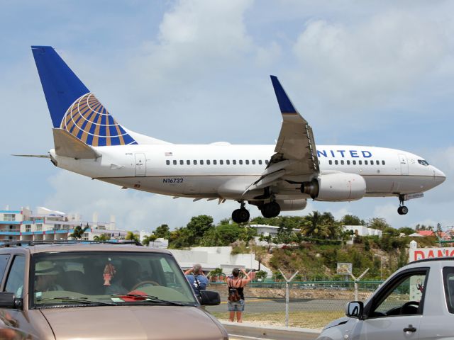 Boeing 737-700 (N16732)