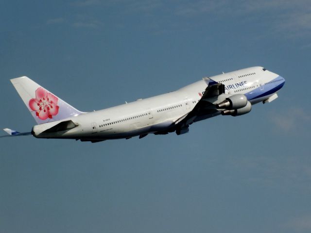 Boeing 747-400 (B-18215)