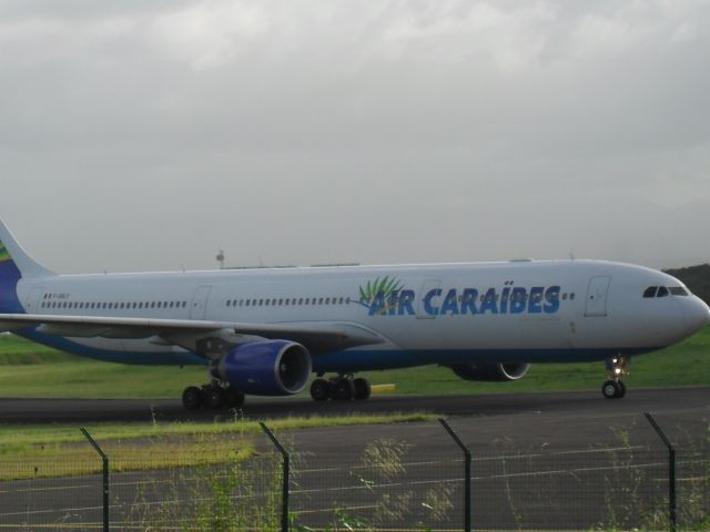 Airbus A330-300 —