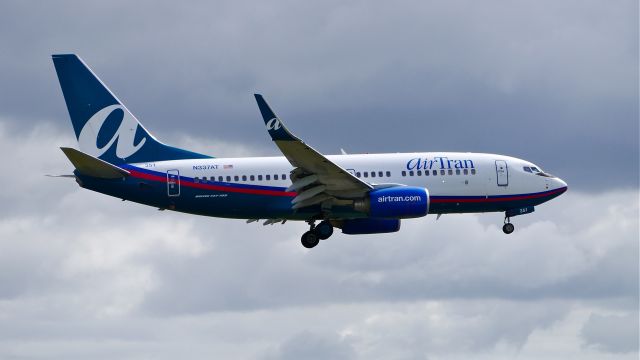 Boeing 737-700 (N337AT) - TRS9351 from KATL on final to Rwy 16R on 4/15/14. (LN:2526 / cn 36717). ATS will refurbish the aircraft to become SWA #N7751A.