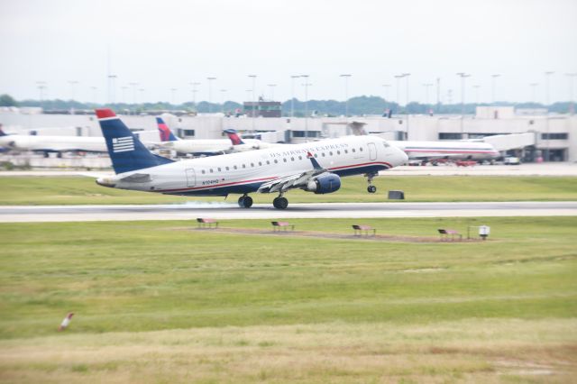 Embraer 170/175 (N104HQ)