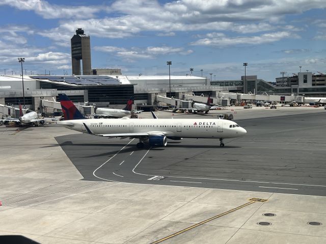 Airbus A321 (N329DN) - Terminal A Skyclub