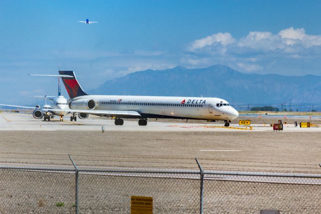 McDonnell Douglas MD-90 (N910DN)