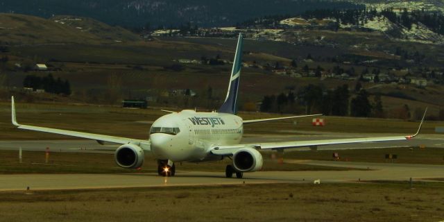 Boeing 737-700 (C-FWAQ)