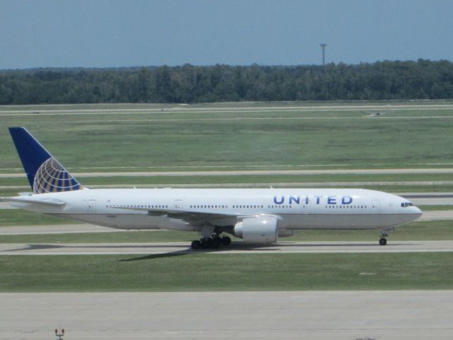 Boeing 777-200 (N76010)