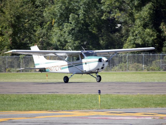 Cessna Skyhawk (N1727V) - Take off runway 08.