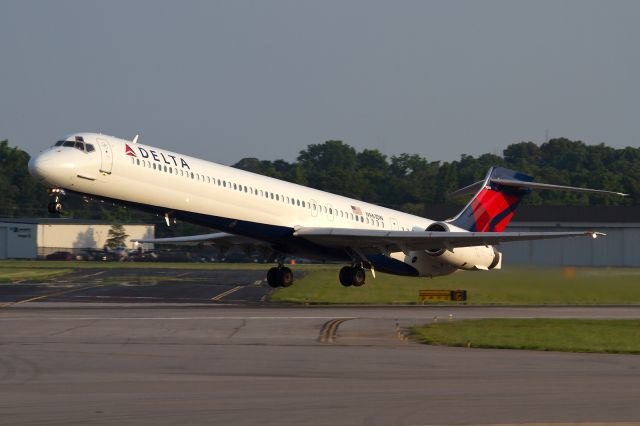 McDonnell Douglas MD-90 (N961DN) - Delta Air Lines N961DN (FLT DAL1012) departing RWY 5 en route to Hartsfield-Jackson Atlanta Int'l (KATL). Acquired from China Southern Airlines by Delta Air Lines in June 2011, this aircraft entered service with Delta Air Lines on May 24, 2012, flying from Atlanta to Norfolk as DAL2141.br /History:br /04/20/1998 - China Northern Airlines as B-2261br /11/12/2004 - China Southern Airlines as B-2261br /06/26/2011 - Ferried from Macau to Marana, AZbr /07/01/2011 - Registered in US to Delta Air Lines as N961DNbr /05/24/2011 - First scheduled flight with Delta Air Lines - KATL-KORF (DAL2141).