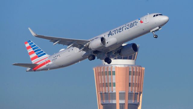 Airbus A321 (N404AN) - Phoenix Sky Harbor International Airport departure rwy 07L 13DEC19