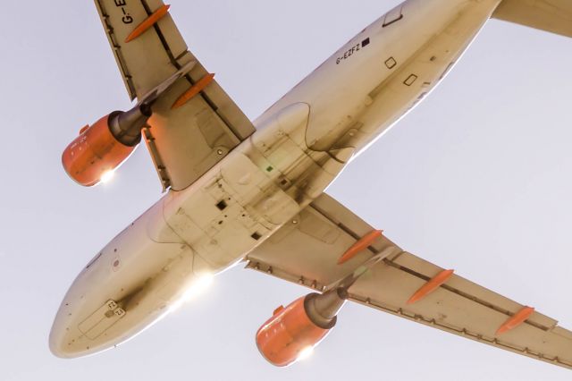 Airbus A319 (G-EZFZ)