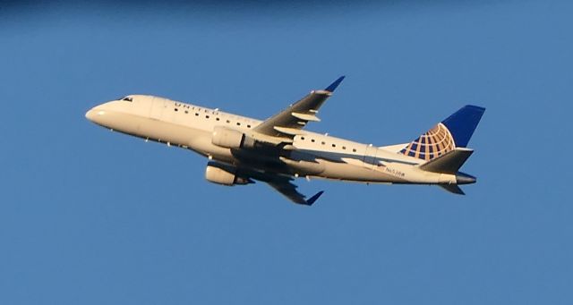 Embraer 170/175 (N653RW)