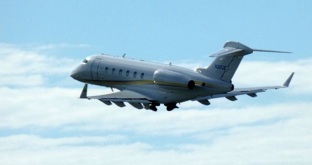 Bombardier Challenger 300 (N307JE) - Shortly after departure is this 2006 Bombardier Challenger 300 from the Spring of 2022.