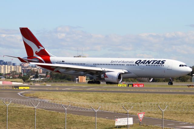 Airbus A330-200 (VH-EBN)