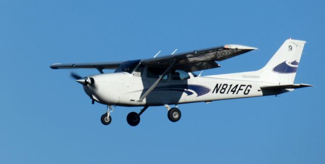 Cessna Skyhawk (N814FG) - About to touch down is this 2020 Cessna 172S Skyhawk SP in the Autumn of 2023.