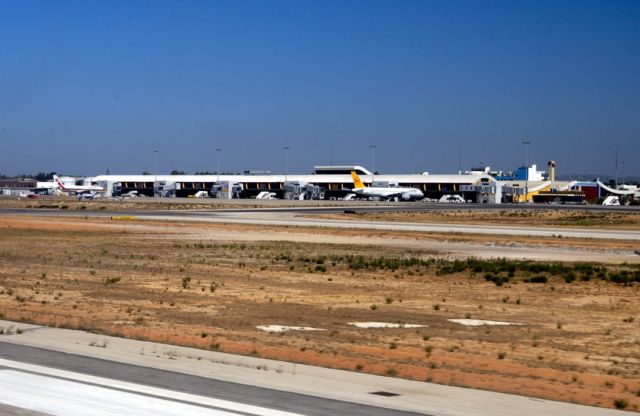 LPFR — - 2002-Ive never landed at Faro Airport, and this was not the 1st time! To avoid paying the landing fees we just did an approach, at less then 2 m up... br /Nikon D1x ,Nikkor 28-105mm f/3.5-4.5D AF 
