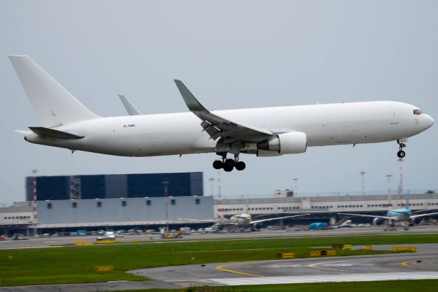 BOEING 767-300 (4L-CGM)