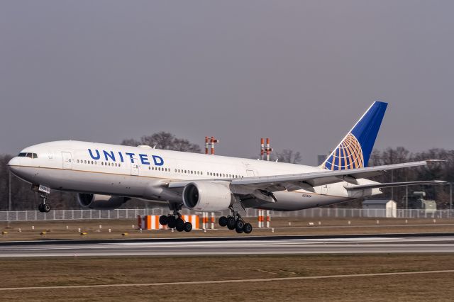 Boeing 777-200 (N225UA) - N225UA United Airlines Boeing 777-222(ER) coming in from Chicago (KORD) @ Frankfurt - Rhein-Main International (EDDF) / 08.04.2015