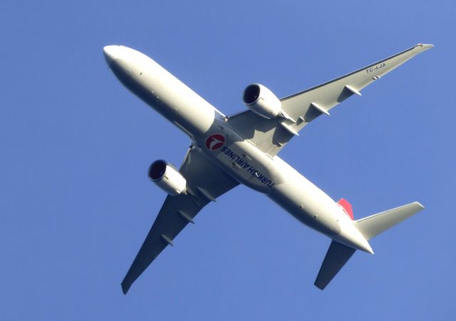 BOEING 777-300ER (TC-LJA) - Bottoms up on this Turkish Air Boeing 777-300 a few minutes until landing at JFK in the Autumn of 2016.