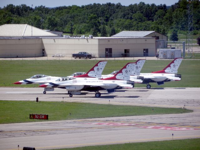 — — - USAF Thunderbirds @ KBTL (Battle Creek, MI) July 2014br /Picture taken from the old BTL Tower.