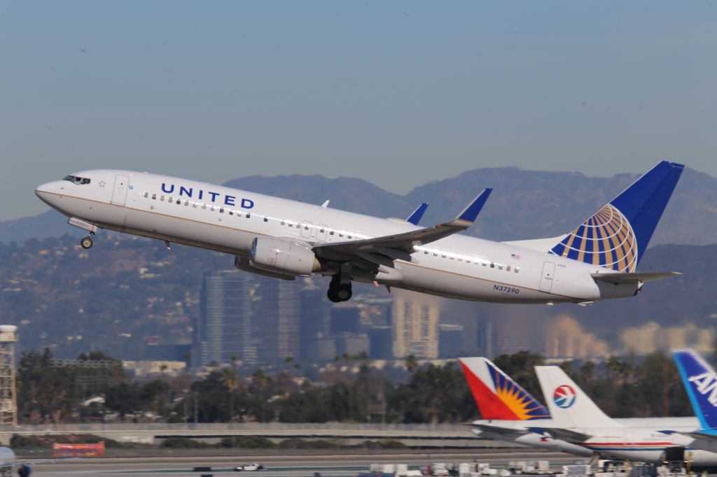 Boeing 737-800 (N37290)