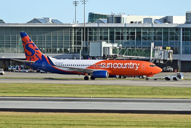 Boeing 737-800 (N852SY)
