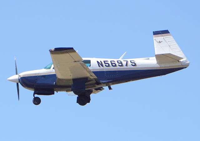 Mooney M-20 (N5697S) - Tiny plane landing