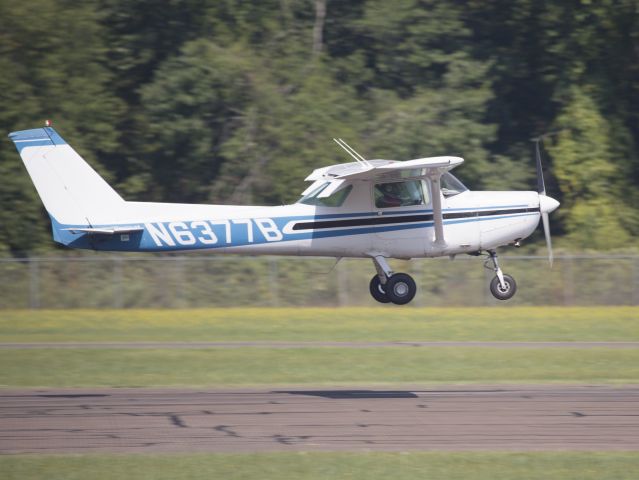 Cessna 152 (N6377B) - Landing runway 08.