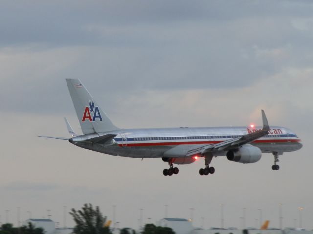 Boeing 757-200 (N676AN) - Landing at dusk