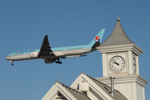 BOEING 777-300 (HL7783) - Guess what time this flight arrived to 28-C at KORD? Taken by the Schiller Park Metra Station.