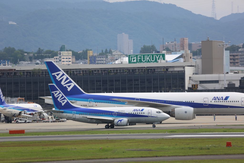 Boeing 737-500 (JA8596)