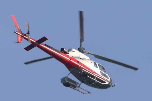 SCHLEICHER ASH-30Mi (C-GPLI) - C-GPLI AS-350-B3 Eurocopter Écureuil Survolant la ville de Lavaltrie QC. Le  06-09-2024 à 08:39.