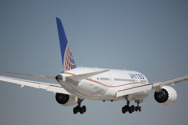 Boeing 787-8 (N27903) - Landing 35R