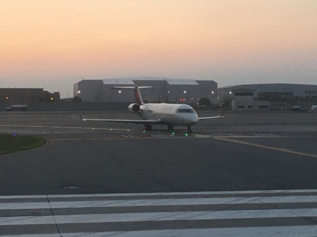 Canadair Regional Jet CRJ-200 —