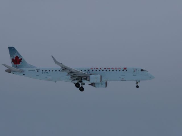 Embraer ERJ-190 (C-FFYJ) - landing on #32