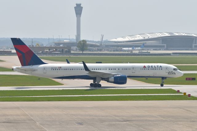Boeing 757-200 (N6712B) - 06-11-25