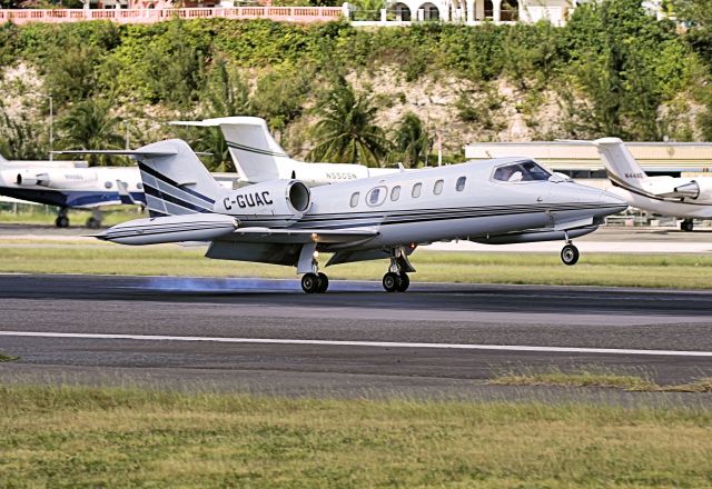 Learjet 35 (C-GUAC)