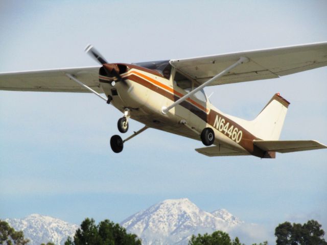 Cessna Skyhawk (N64460) - Taking off RWY 24