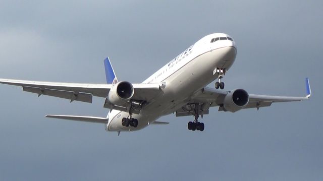 BOEING 767-300 (N670UA)