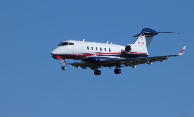 Bombardier Challenger 300 (N86DQ) - On final is this 2017 Bombardier Challenger 300 in the Autumn of 2019.