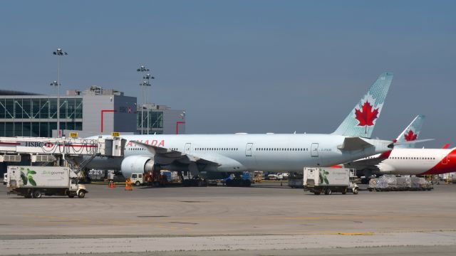 BOEING 777-300 (C-FIUW) - Air Canada Boeing 777-333(ER) C-FIUW in Toronto 