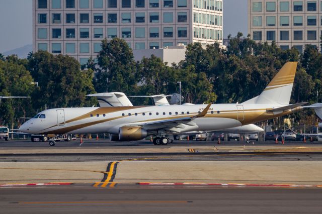 Embraer ERJ-190 (N785MM)