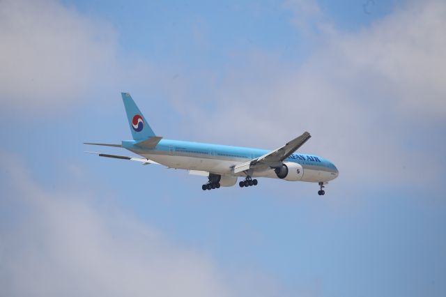 BOEING 777-300ER (HL8209)