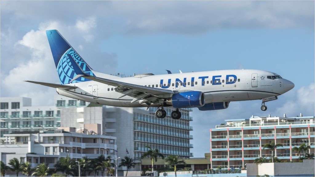 Boeing 737-700 (N13720)