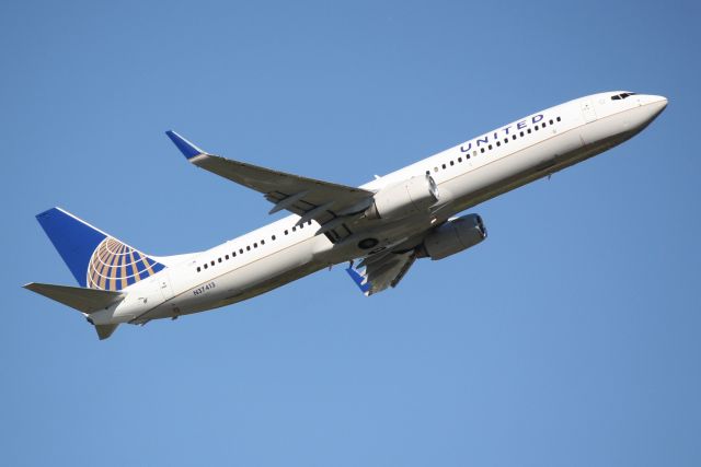 Boeing 737-900 (N37413) - United Flight 1528 (N37413) departs Sarasota-Bradenton International Airport enroute to Chicago-O'Hare International Airport