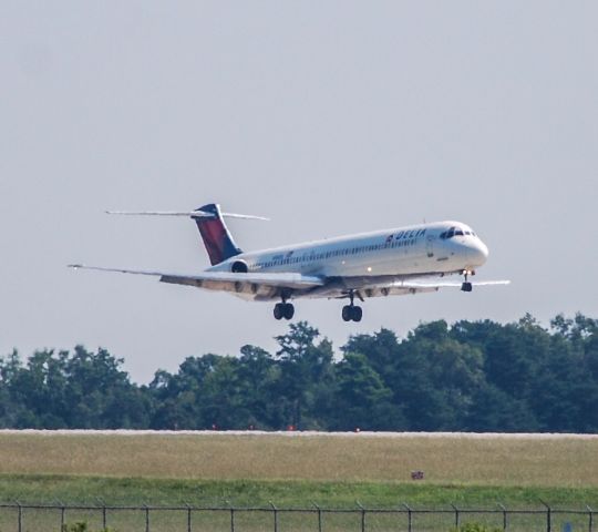 McDonnell Douglas MD-88 (N968DL)