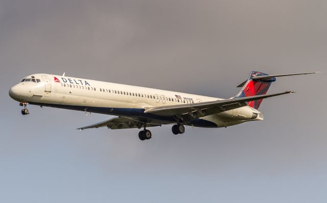 McDonnell Douglas MD-88 (N913DE)