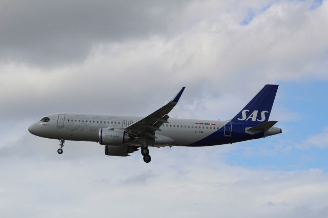 Airbus A320neo (EI-SIN) - A SAS Scandinavian on final approach into LHR, landing on runway 27L.br /br /Location: Myrtle Ave.br /Date: 04.09.22 (dd/mm/yy)