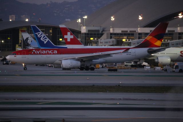 Airbus A330-200 (N975AV)